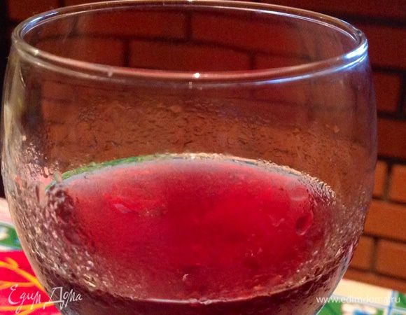 Выложила овощи гриль на большое блюдо, сверху начинку...
Все, овощи готовы :-)
Теперь не забудьте налить бокал сухого вина.... мммммм как это вкусно... глоток холодного вина и на закуску кружок баклажана или кабачка с фетой и помидорками.... :-) :-).
