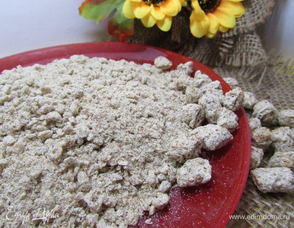 Выложить отруби в чашу блендера и измельчите их.