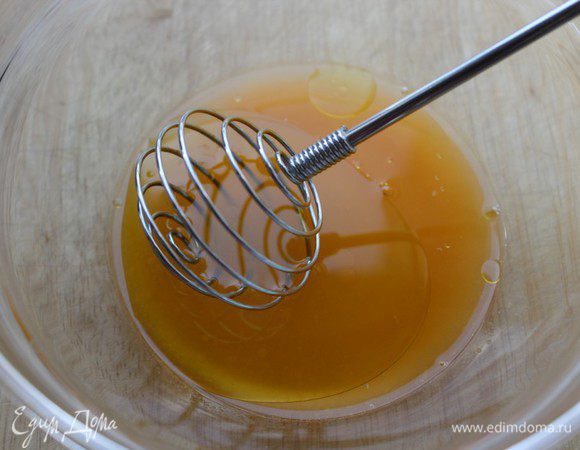 Соединить апельсиновый фреш, оливковое масло и мед. Слегка взбить до появления пены.