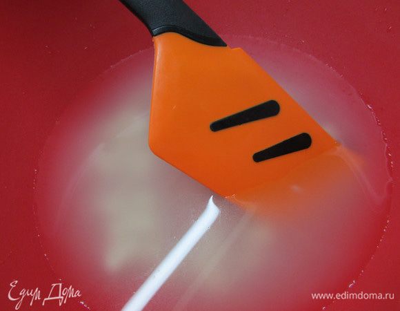 Соединить теплую воду, сахар и свежие дрожжи. Дать подойти 15 минут.