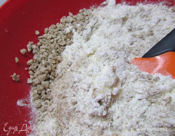 В дрожжевую смесь добавить соль, муку, отруби и растительное масло. Замесить плотное, но мягкое тесто. Может быть, понадобится больше муки  (все зависит от муки).