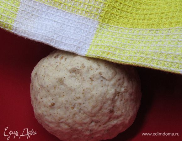 Тесто положить в миску, накрыть салфеткой и отправить в теплое место, примерно на 1,5 часа.