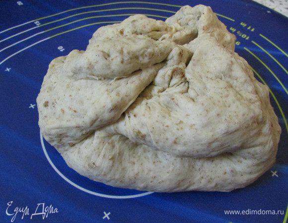 После этого выложить тесто на рабочую поверхность и обмять его.