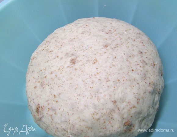 Форму для хлеба смазать маслом и присыпать мукой (я этого не делала, т. к. у меня форма силиконовая). Выложить в форму тесто, накрыть салфеткой и ещё раз дать ему подойти.