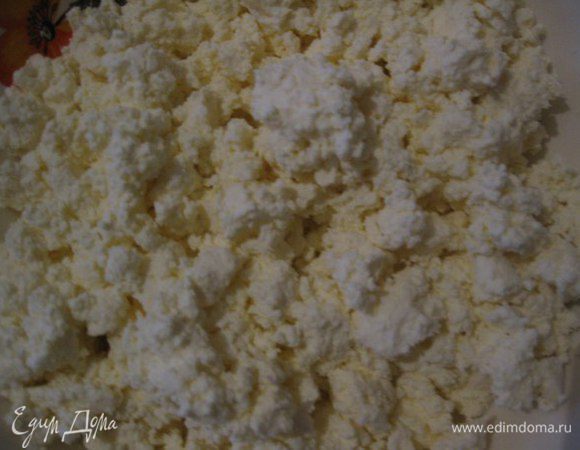 Творог протереть через сито. Лучше брать домашний творог.
Добавить яйцо, муку и тщательно перемешать.