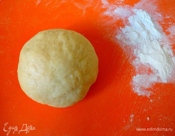 Вначале подготовим тесто. Муку просеять. В горке сделать углубление и налить молоко комнатной температуры, яйца, оливковое масло и соль. Замесить тесто. Сформировать шар, обернуть пищевой пленкой и убрать в сторону на 30 минут.