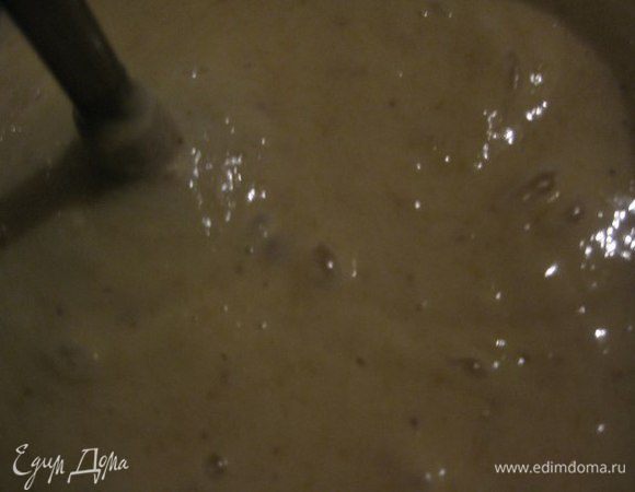 Спелые бананы почистить и сделать из них пюре.