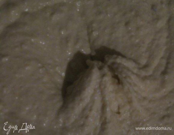 Банановое пюре добавить в творожную массу и перемешать.