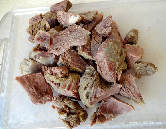 Теперь займемся начинкой. Необходимо взять отварную говядину и пропустить ее через мясорубку.