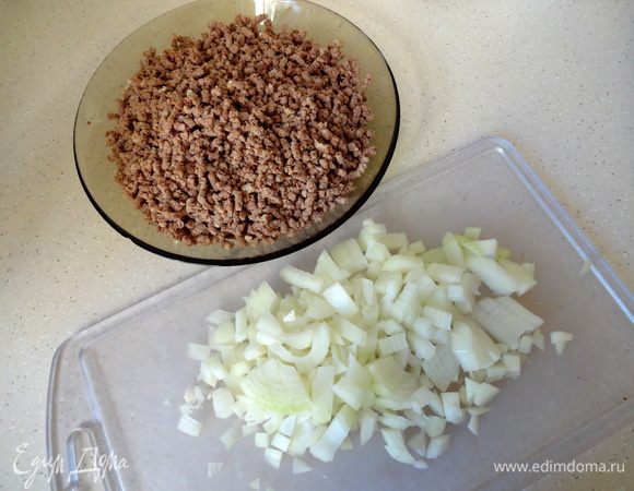 Лук мелко порезать и обжарить на небольшом количестве сливочного масла до золотистого цвета.