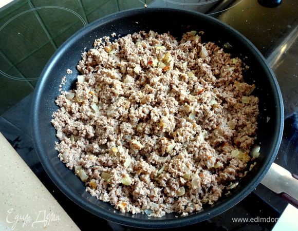 Добавить мясо и обжарить с луком. При необходимости добавить сливочное масло. Остудить.