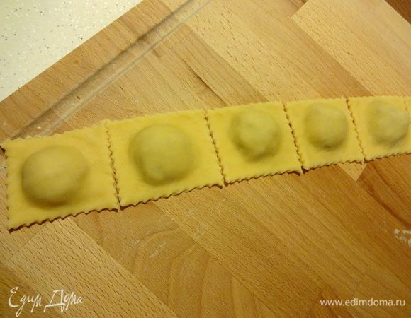 Накрыть второй полоской и плотно обмять пальцами вокруг мяса. Разрезать фигурным ножом.