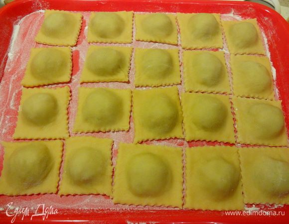 Сложить на посыпанный мукой подносик и убрать в холодильник.