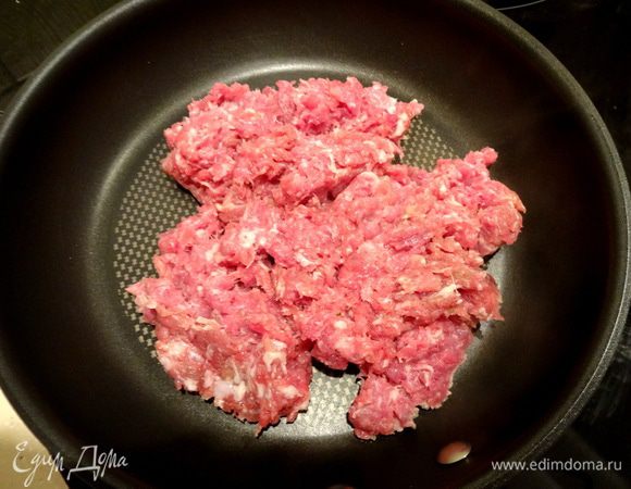 Теперь приступим к приготовлению соуса. Берем фарш 50% говядины, 50% свинины. Выложить на разогретую сковороду. Постоянно помешивать и разбивать комочки. Обжаривать на среднем огне минут 20.