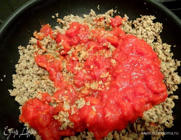 Добавить баночку нарезанных томатов, посолить, поперчить острым перцем, перемешать и прогреть минут 5-7.