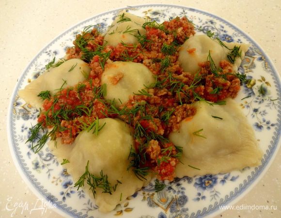 Отварить равиоли. Опустить в кипящую воду и варить 7 минут после всплытия. Выложить на тарелку, полить мясным соусом и посыпать мелко нарезанным укропом. Можно приступать к дегустации.