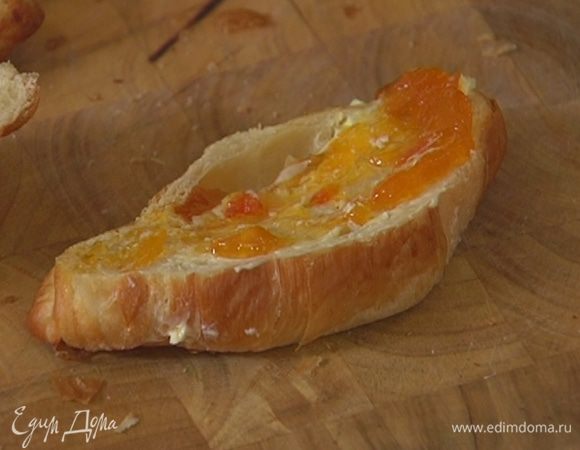 Круассаны разрезать вдоль пополам, смазать каждую половинку сливочным маслом и вареньем.