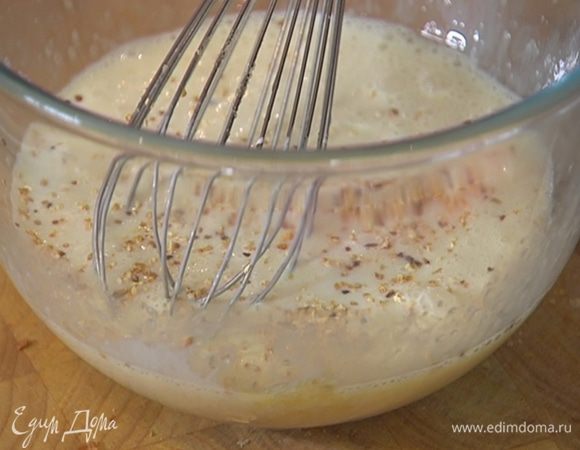 Яйца слегка взбить, добавить сахар, 1/2 ч. ложки измельченной апельсиновой цедры, влить сливки, молоко, апельсиновую воду и все вымешать венчиком.