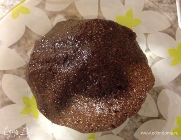 Добавляем понемногу горячее молоко и масло. Хорошо перемешать и скатать шар.
Здесь видно присутствие помощников, я заметила уже позже :)