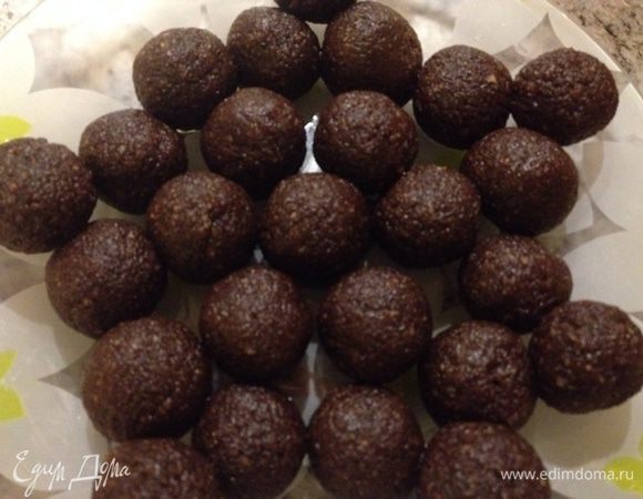 Отщипываем от шара небольшие кусочки, размером с вишенку, и скатываем маленькие шарики.