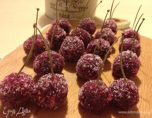 От сосновой веточки отрываем иголочки (предварительно помыть и высушить), запихиваем в наши "вишенки".