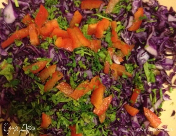 Порезать мелко краснокочанную капусту, добавить чуть соли и хорошо помять. С солью осторожно, так как в салате присутствует соевый соус.
Перец порезать тонкими полосками. 