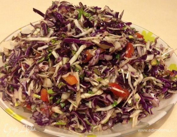 Смешать оливковое масло, соевый соус и лимонный сок. Добавить к овощам. Вот такой получился салатик, в нашей семье он быстро прижился. :) 
P.S.: Количество соевого соуса можно увеличить.