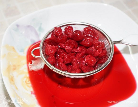 У меня вишня замороженная, поэтому я заранее достала её разморозиться. Вишню процедить от лишнего сока через сито, сок собрать и использовать в другую выпечку или десерт.