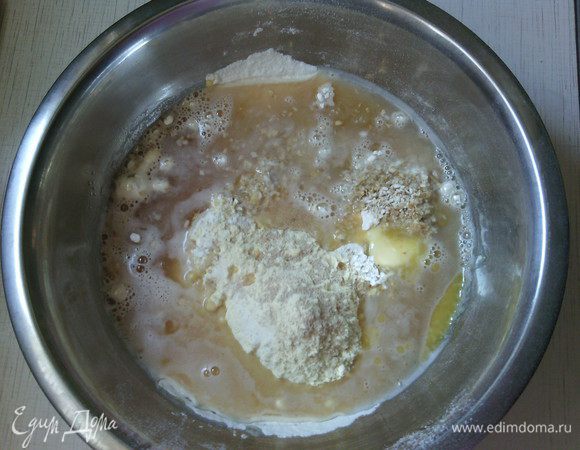 В большую миску просейте пшеничную муку, добавьте два других вида муки, воду, соль, патоку, дрожжи, растопленное сливочное масло, лимонный сок - замесите тесто. :)

(Если у вас нет патоки, ее можно заменить 2 ст.л. коричневого сахара, который вместе с 1 ст.л. жидкого меда прогревается на маленьком огне или на водяной бане до полного растворения сахара. Или можно заменить просто на 3 ст.л. меда)
