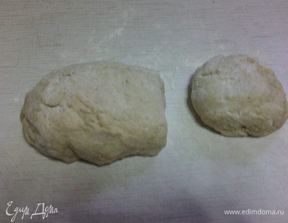 После расстойки выложите тесто на рабочую поверхность, отрежьте от теста примерно треть и добавьте в нее какао. Тщательно вымесить.