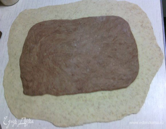Формируем красивую булку... :) 
Раскатайте оба куска в прямоугольники. По центру большого положите прямоугольник с какао...