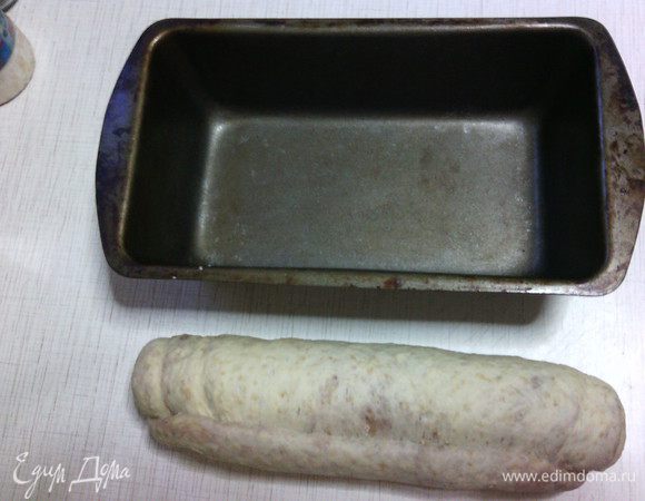 Сверните тесто рулетом и положите в смазанную форму.
Накройте форму влажным полотенцем (чтобы не пересыхала поверхность теста) и оставьте в теплом месте еще на 40-45 мин., чтобы тесто еще раз хорошо поднялось.