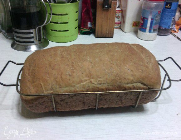 Поставьте форму в духовку, предварительно разогретую до 185°С, и выпекайте 35-40 мин.(в зависимости от духовки). Мой хлебушек запекался 40 минут... :) Дать остыть на решетке.
