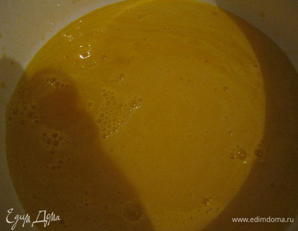 Делаем сок из апельсина, цедру трем на мелкой терке. Добавляем туда мелко порезанный чеснок и оливковое масло.