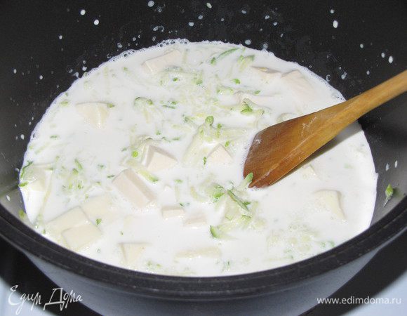 Переложить  кабачок в глубокий сотейник и залить 200 мл. кипятка. Добавить плавленый сыр и сливки.