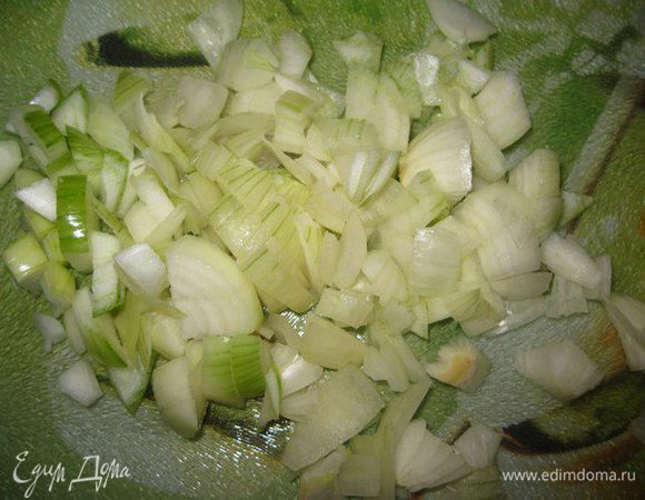 Мелко режем лук. Обжариваем его на медленном огне в оливковом масле пока не станет прозрачным.
