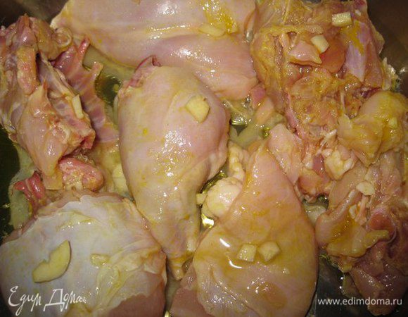 Достаем кролика из маринада и кладем его к луку. Маринад сохраняем. Солим перчим. Даем ему подрумянится.