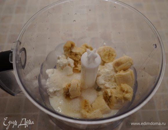 Смешиваем в блендере рикотту - у меня Рикотта Лайт (в списке нет такого ингредиента), лимонный сок, сахар, йогурт и банан ...