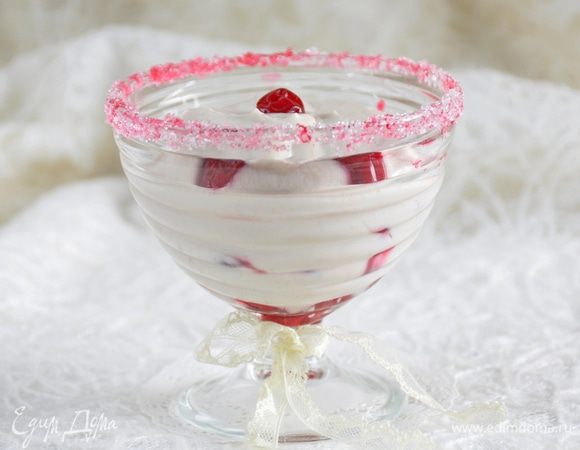 Столовой ложкой  выкладываем слоями в креманку вишню и крем. Десерт готов. Угощайтесь!