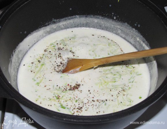 Смесь довести до кипения, варить 1-2 минуты. Посолить и поперчить по вкусу.