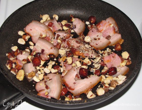 Разогреть сковороду. Жарить ломтики свинины вместе с фундуком и семечками по 1-2 минуты с каждой стороны. Я семечки не использовала.