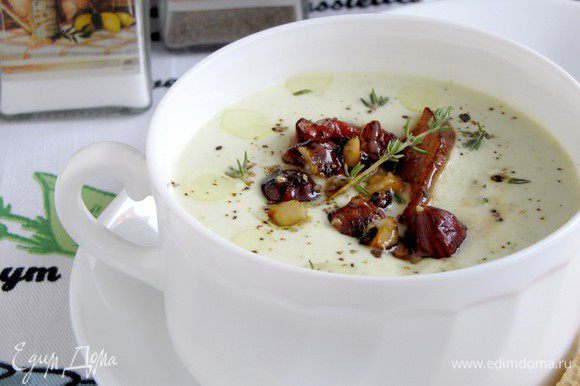 Сырный суп подавать с карамелизованными ломтиками свинины, семенами подсолнуха и фундуком, сбрызнув оливковым маслом.