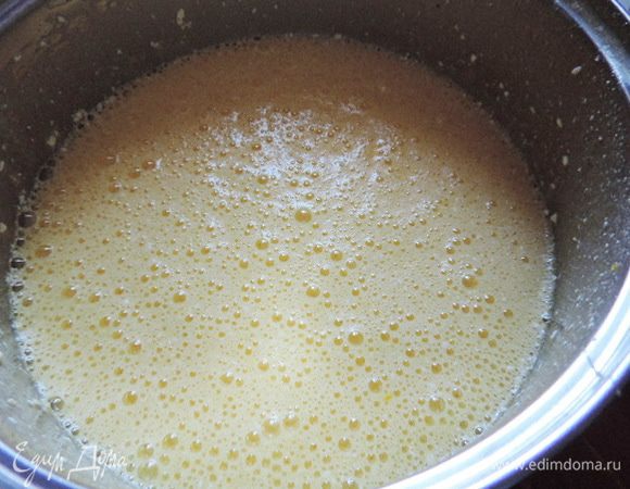 Яйца взбиваем с сахаром и ванилином до увеличения в объеме в 2-3 раза.