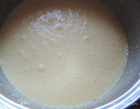 Теперь добавляем размягченный маргарин комнатной температуры (можно заменить сливочным маслом), сметану и снова взбиваем до однородности.