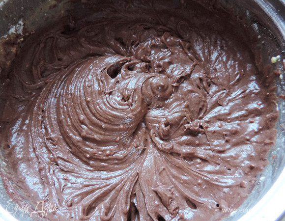 Просеиваем в тесто муку, с какао и содой. Перемешиваем миксером на самой медленной скорости. Получаем довольно густое тесто.