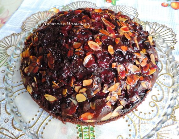 Выпекаем в заранее разогретой до 180 градусов духовке 35-45 минут. Готовность проверяйте деревянной шпажкой, она должна из пирога выйти сухой. Если пирог еще не готов, но сильно румяниться, накройте его влажным пергаментом.
Готовый пирог можно полить розовой глазурью. Для ее приготовления разогреть вишневый сок, добавить поломанный на кусочки шоколад и перемешать до полного растворения шоколада.