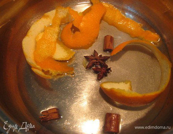 В сотейнике разогреть воду, растворить сахар, добавить цедру  одного апельсина, палочку ванилина, 2 палочки корицы, 3 звездочки бадьяна. Немного остудить.