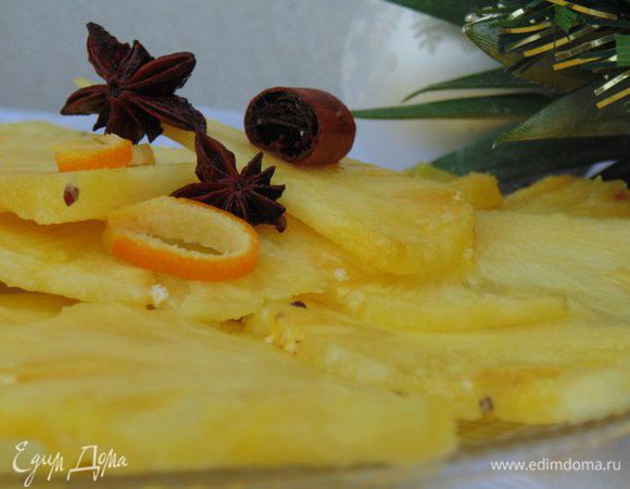 Выложить ананас в сироп. Поставить в холодильник на 3 часа. При подаче украсить корицей и бадьяном. Приятного аппетита!