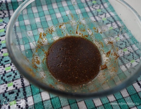 Маринад для куриного филе: натереть цедру апельсина, соединить её с цедрой и соком половинки лимона, добавить оливковое масло, горчицу (у меня дижонская), мёд, специи и слегка взбить венчиком. Соль добавлять не надо, иначе мясо потом будет суховатым. 