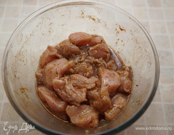 Положить в миску с маринадом. Накройте крышкой и поставьте в холодильник мариноваться минимум на 2-3 часа. Чем дольше, тем мясо будет мягче и нежнее. Я утром замариновала курицу, а на ужин приготовила блюдо.
